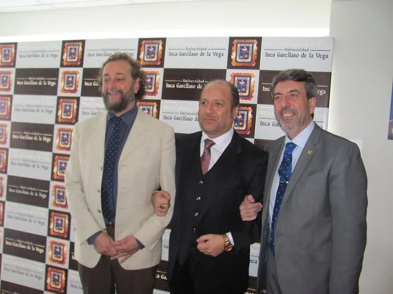 Tres participantes del Congreso Internacional de Derecho Penal y Criminología, ante el panel institucional de la UIGV.