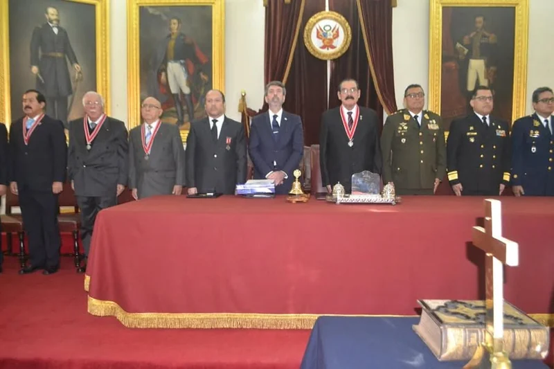 Autoridades y participantes de pie ante la mesa de honor de la sesión solemne por la hermandad histórica Perú-Argentina.