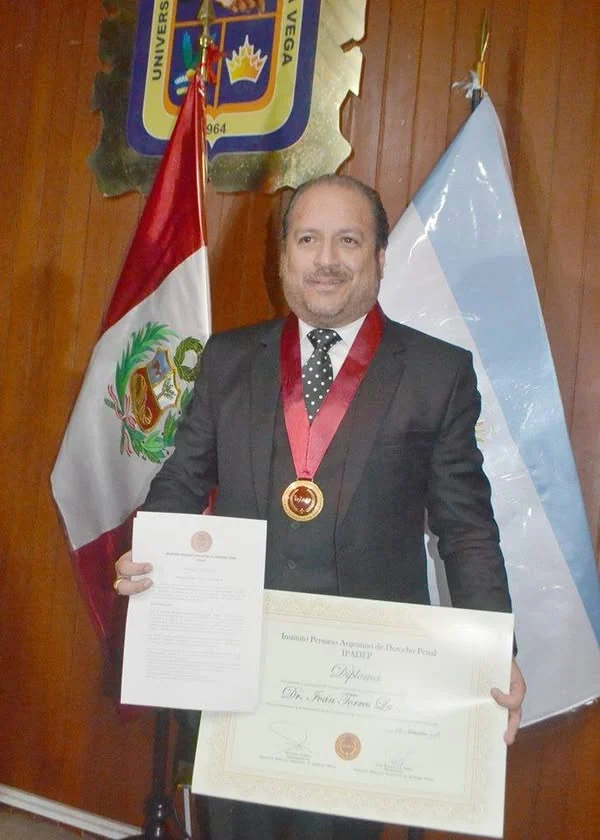 Iván Torres La Torre con diploma y medalla durante la ceremonia de instalación del IPADEP