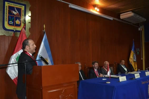 Intervención desde el atril ante la mesa de honor de la ceremonia de instalación del IPADEP.