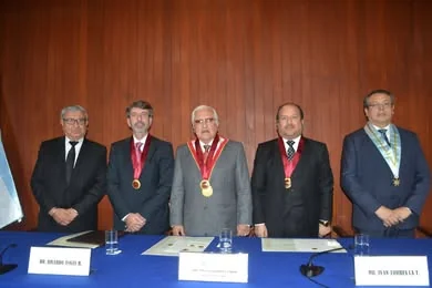 Fotografía de los integrantes de la mesa de honor durante la instalación del IPADEP en la UIGV.