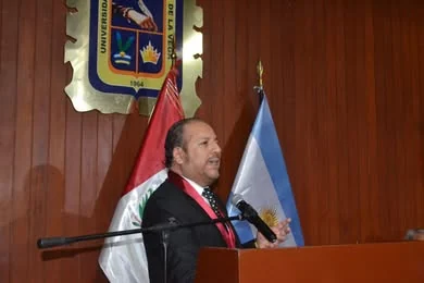 Iván Torres La Torre interviene desde el atril durante la ceremonia de instalación del Instituto.