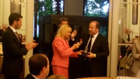 Entrega de una distinción durante la ceremonia de incorporación de miembros honoríficos en la Cancillería argentina.