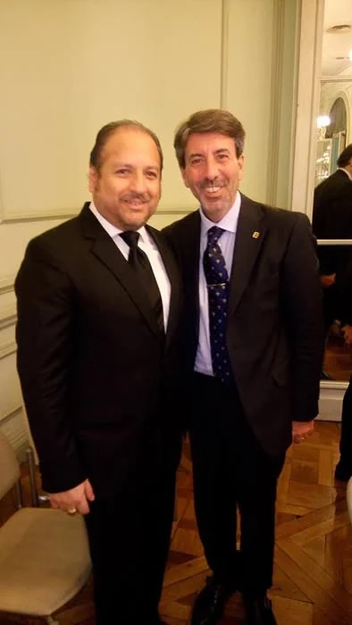 Fotografía de dos participantes durante el encuentro institucional en la Cancillería argentina.
