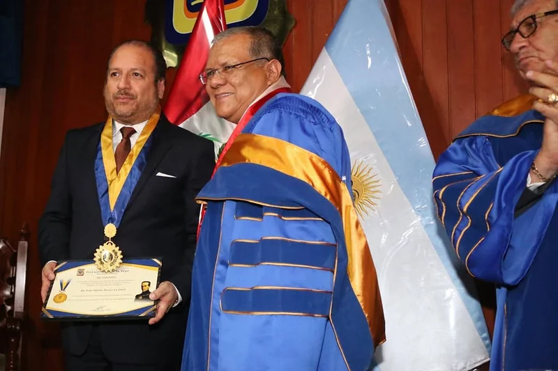 Iván Torres La Torre muestra el diploma y la medalla recibidos de la Universidad Inca Garcilaso de la Vega.