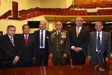 Fotografía de asistentes a la ceremonia del Colegio de Abogados de Lima, en el recinto del acto.
