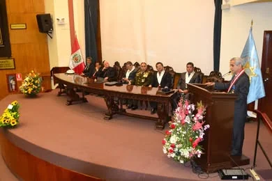 Intervención desde el atril ante la mesa de honor de la ceremonia de la Medalla Cívica del Derecho.