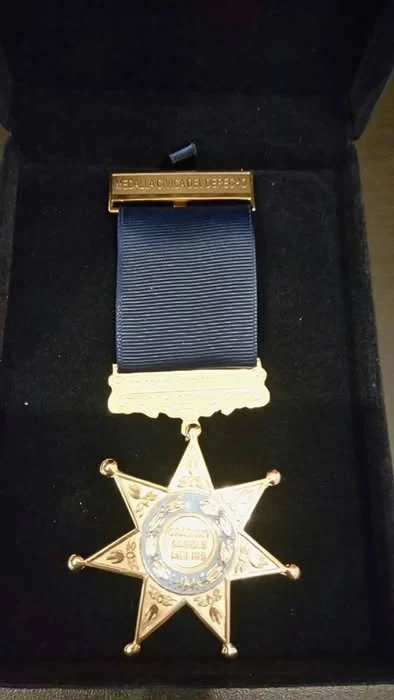 Detalle de la Medalla Cívica del Derecho del Colegio de Abogados de Lima, presentada en su estuche.