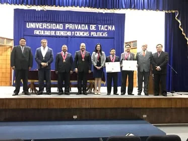 Fotografía de los participantes y distinguidos sobre el escenario de la Universidad Privada de Tacna.