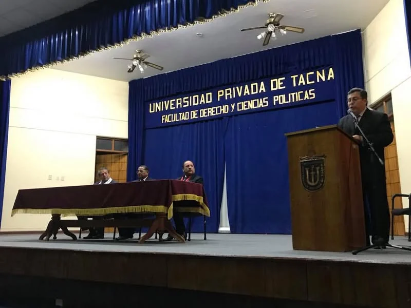 Vista del escenario durante la presentación del IPADEP en la Facultad de Derecho y Ciencias Políticas de la Universidad Privada de Tacna.