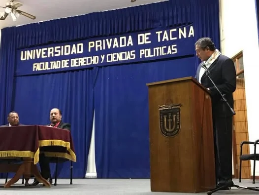 Expositor en el atril durante la presentación institucional del IPADEP en la Universidad Privada de Tacna.