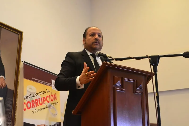 Intervención desde el atril durante la conferencia «Lucha contra la corrupción y prevención de delitos».