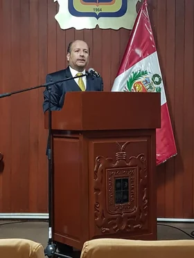 Iván Torres La Torre durante su intervención en la conferencia internacional de Derecho Penal de la UIGV.