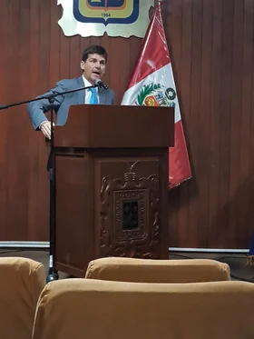 Intervención de otro expositor ante el atril de la conferencia internacional de Derecho Penal en la UIGV.