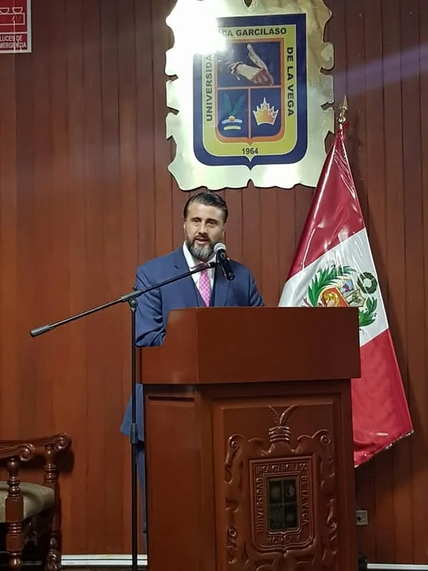 Expositor interviene desde el atril de la Universidad Inca Garcilaso de la Vega durante la conferencia internacional de Derecho Penal.