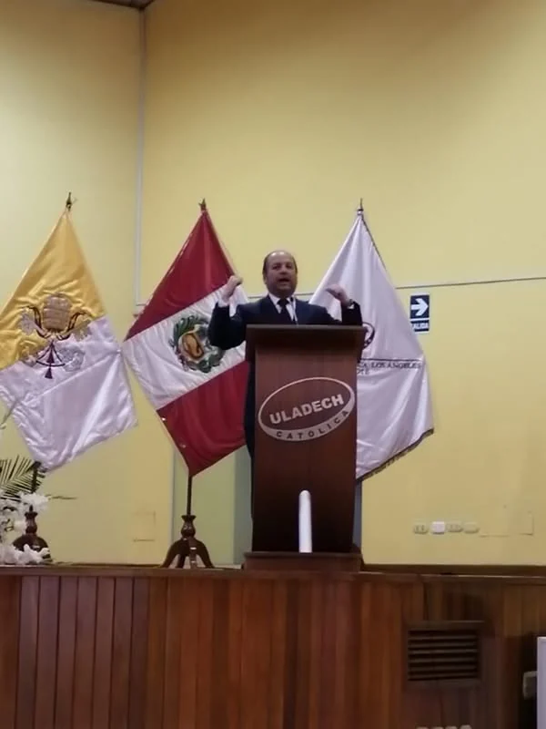 Intervención desde el atril durante la jornada sobre desafíos del Derecho Penal en la ULADECH.