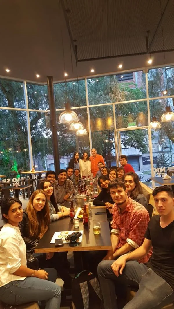 Encuentro de los participantes alrededor de la mesa durante las jornadas académicas de Salta.