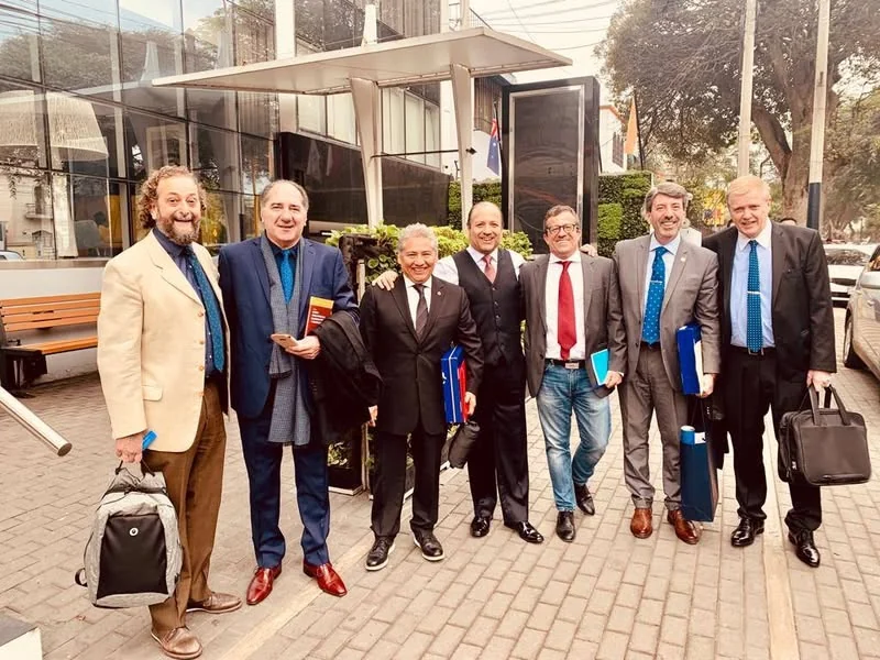 Fotografía grupal de juristas peruanos y argentinos durante un encuentro académico.