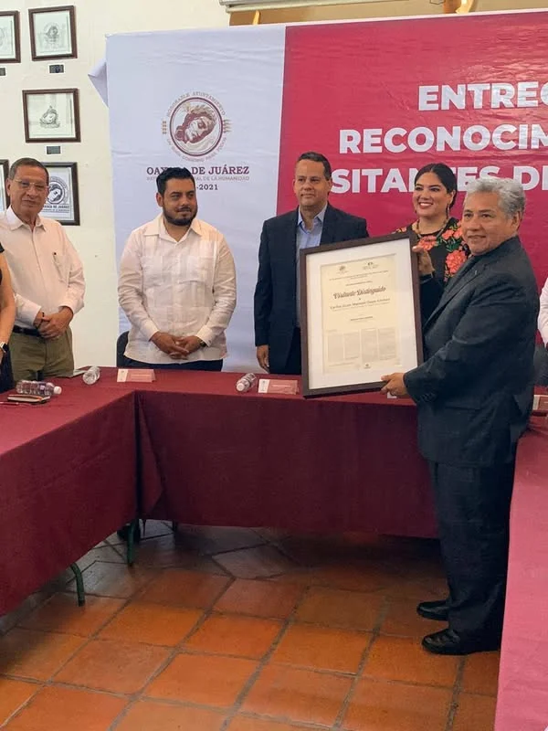 Entrega de una distinción a Carlos Daza durante un acto institucional.
