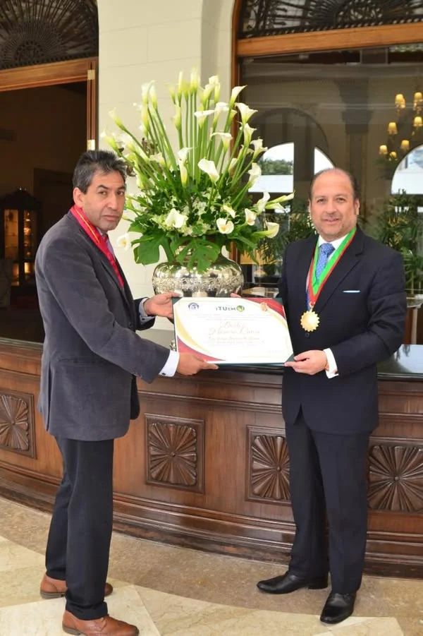 Entrega de un diploma en la ceremonia de Doctor Honoris Causa de la Universidad Azteca.