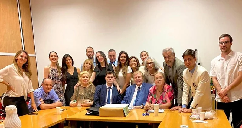 Fotografía grupal de los participantes del encuentro con Dino Bellorio Clabot.