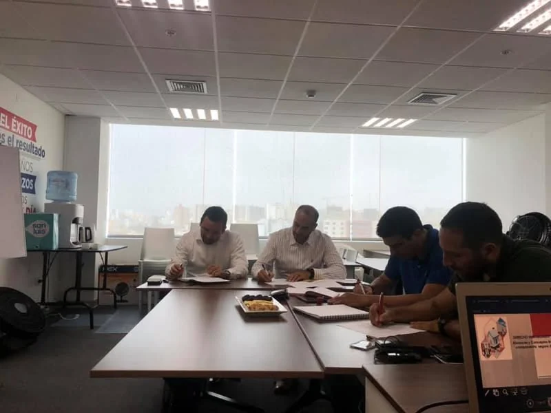 Mesa de trabajo durante la capacitación de RE/MAX sobre cumplimiento normativo.
