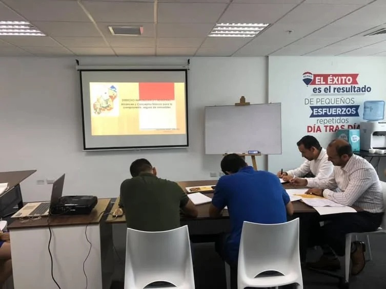 Presentación proyectada durante la capacitación de RE/MAX sobre cumplimiento normativo.