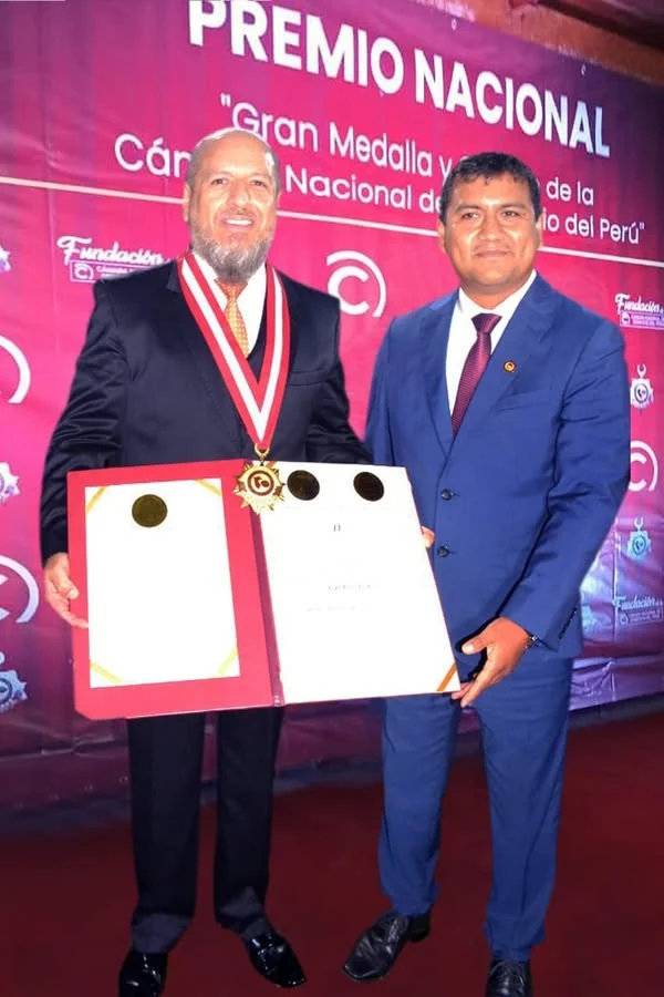 Entrega de una distinción durante la ceremonia de la Cámara Nacional de Comercio.