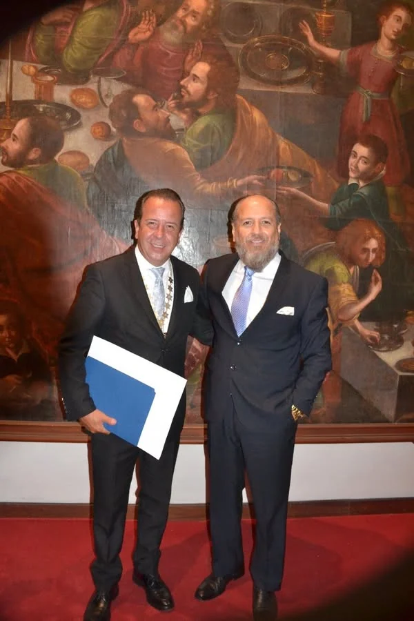 Entrega de un documento durante el encuentro con rectores de la cuenca hemisférica.