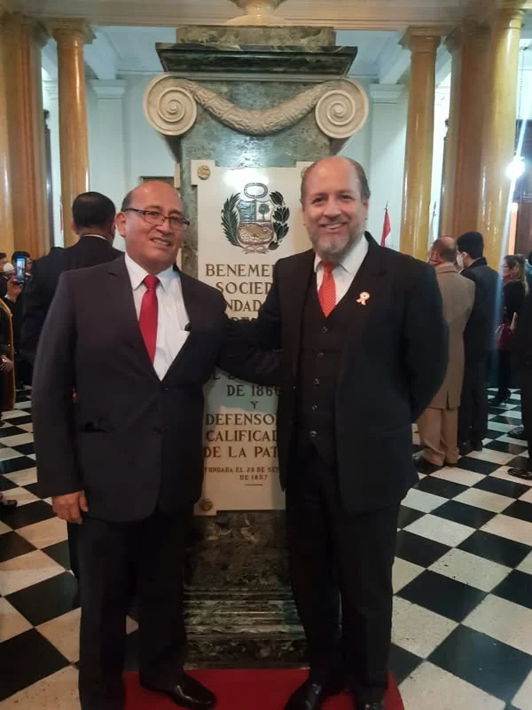 Encuentro de Iván Torres La Torre con Michel Ninahuanca en una sede institucional.