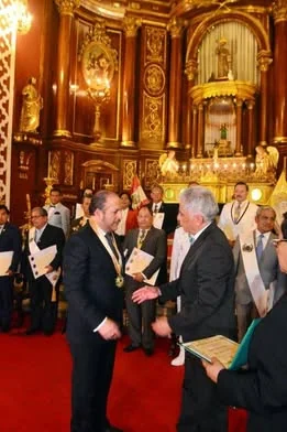 Saludo tras la imposición de la medalla durante la ceremonia de Doctorado Honoris Causa de la Universidad Alva Édison.