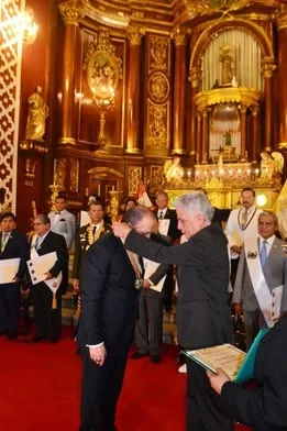 Imposición de la distinción doctoral durante la ceremonia de Honoris Causa de Iván Torres La Torre.