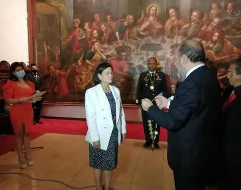Entrega de la distinción a la rectora de la Universidad Nacional Mayor de San Marcos.