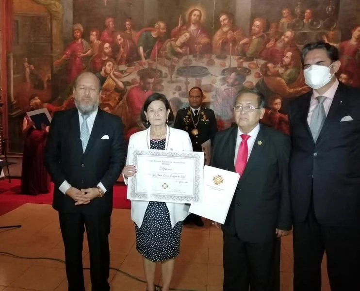 La rectora de San Marcos muestra el diploma recibido en la ceremonia de condecoración.