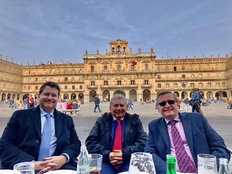 Fotografía de juristas peruanos y argentinos durante un encuentro académico.