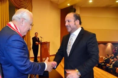 Saludo durante la ceremonia de apertura académica y distinción a Iván Torres La Torre en la UIGV.