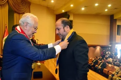Imposición de la medalla a Iván Torres La Torre durante la apertura académica de la UIGV.