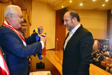 Presentación de la medalla antes de su imposición durante la apertura académica de la UIGV.