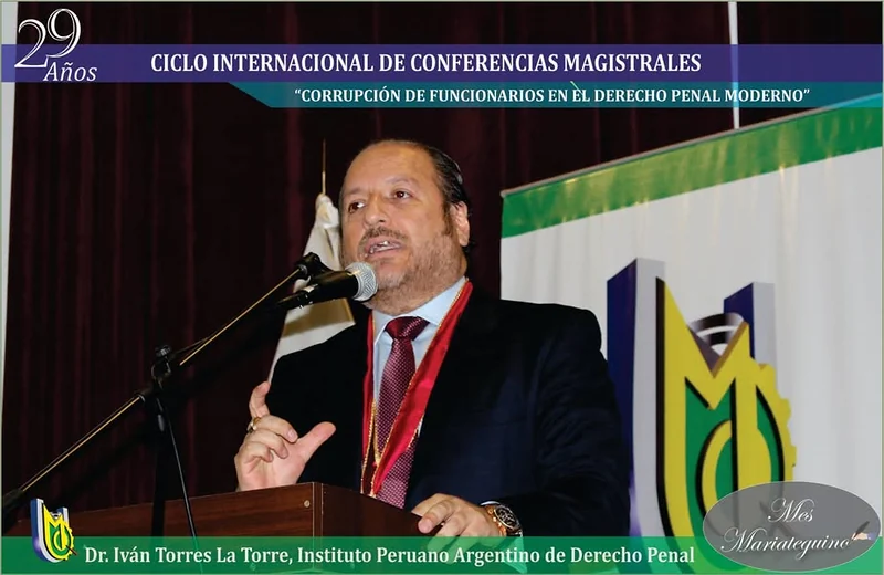 Iván Torres La Torre durante su exposición en el ciclo internacional sobre corrupción de funcionarios en la Universidad José Carlos Mariátegui.