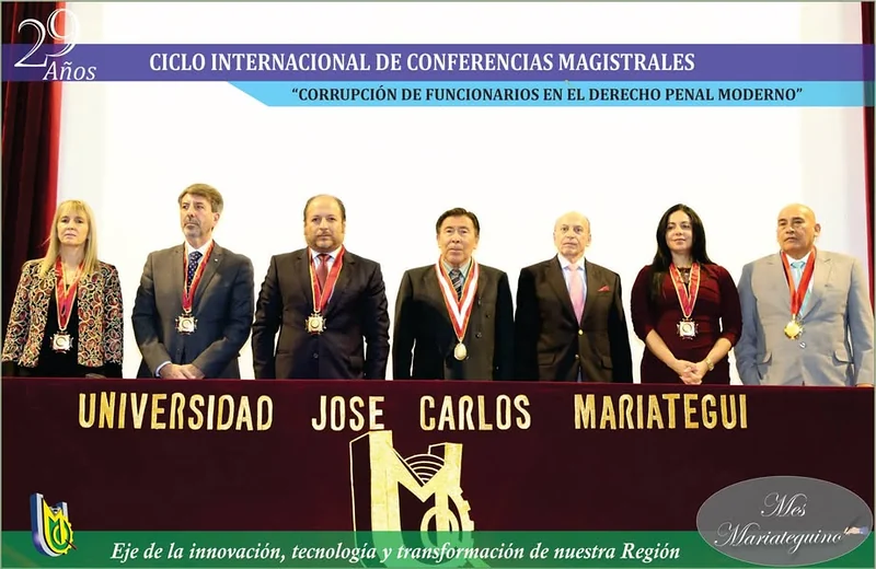 Expositores del ciclo internacional sobre corrupción de funcionarios ante la mesa de honor de la Universidad José Carlos Mariátegui.