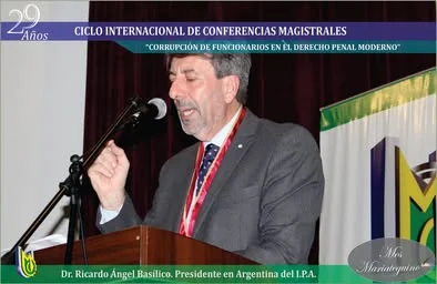 Ricardo Ángel Basílico durante su intervención en el ciclo de conferencias de la Universidad José Carlos Mariátegui.