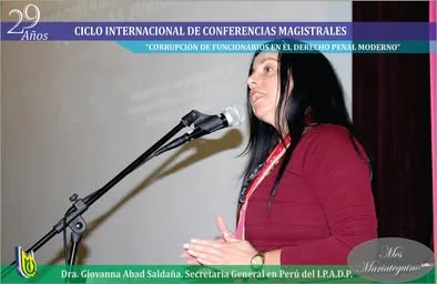 Giovanna Abad Saldaña durante su exposición en el ciclo internacional sobre corrupción de funcionarios.