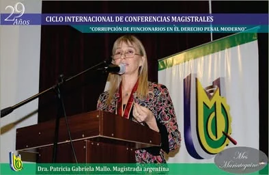 Patricia Gabriela Mallo interviene desde el atril en el ciclo de conferencias de Moquegua e Ilo.