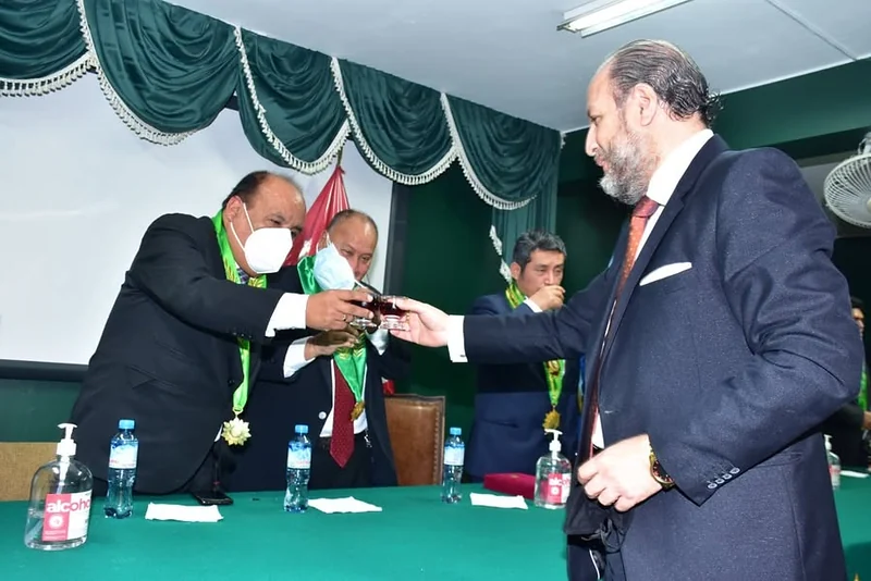 Entrega de una distinción durante la ceremonia del 60.º aniversario del Colegio de Abogados del Callao.