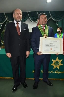 Entrega del diploma de reconocimiento en la celebración del Colegio de Abogados del Callao.