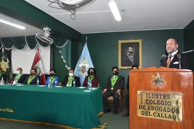 Vista de la mesa de autoridades y la intervención durante la ceremonia del 60.º aniversario.