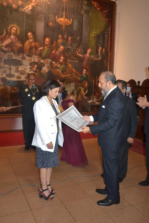 Otro momento de la entrega de la condecoración a la rectora de San Marcos.
