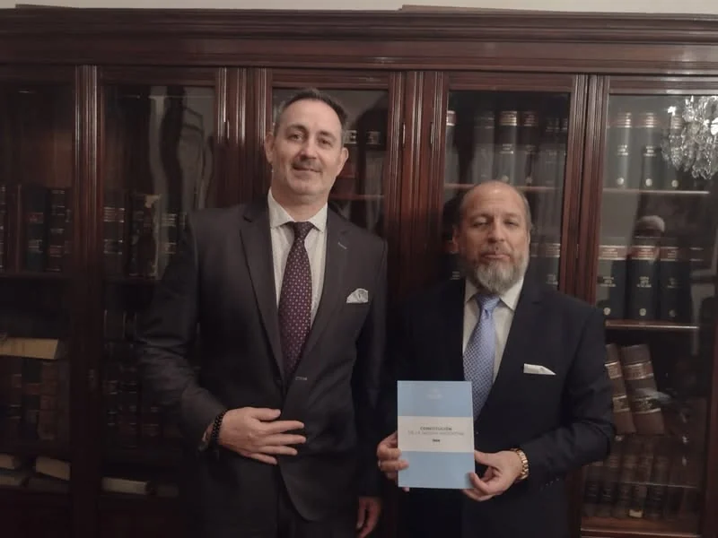 Presentación de una obra jurídica durante el encuentro del Círculo de Legisladores.