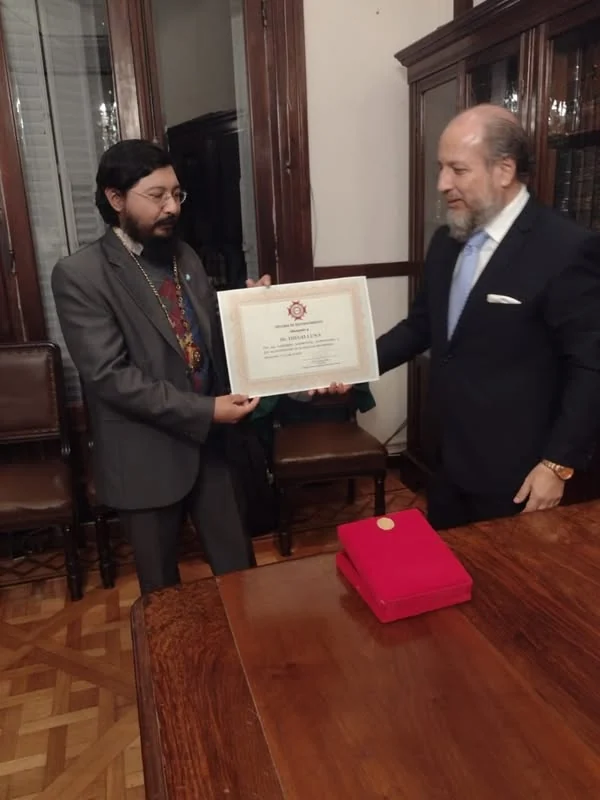 Entrega de un diploma de la máxima distinción académica a Diego Luna.