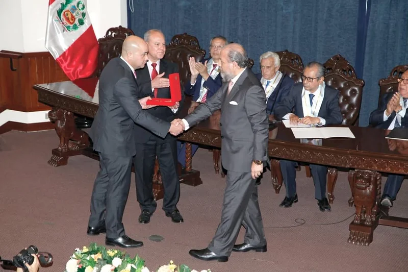 Entrega de una distinción durante el homenaje póstumo a Luis Roy Freyre.